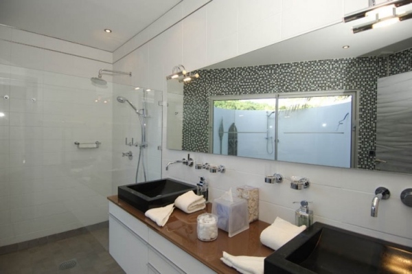 luxus ferienhaus in der karibik badezimmer weiß