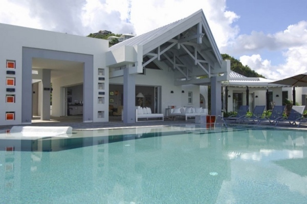 luxus villa in der karibik fassade weiß