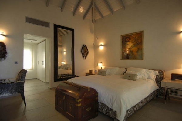 luxus villa in der karibik schlafzimmer holztruhe