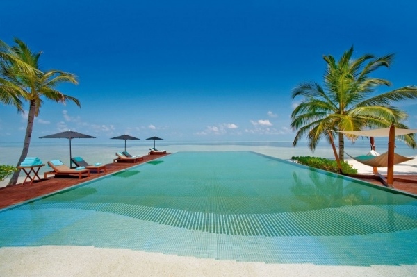 malediven oase der ruhe infinity pool liegen
