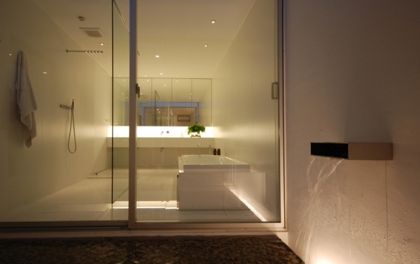 moderne architektur mit schlichtem design badezimmer