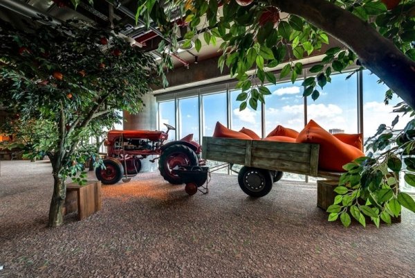 moderne büroeinrichtung im google office orangen traktor