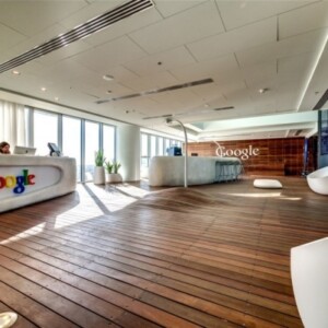 moderne-büroeinrichtung-im-google-office-rezeption