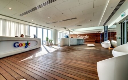 moderne-büroeinrichtung-im-google-office-rezeption