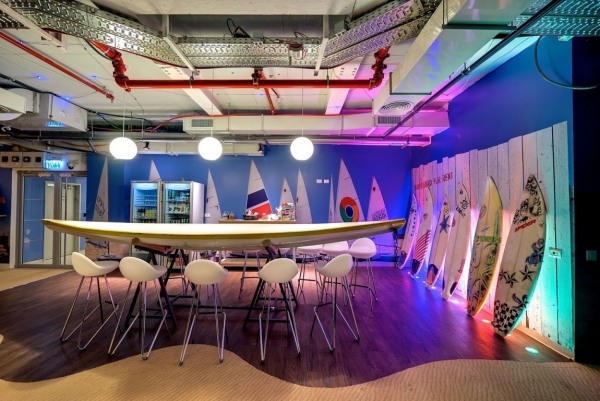 moderne büroeinrichtung im google office surf thema