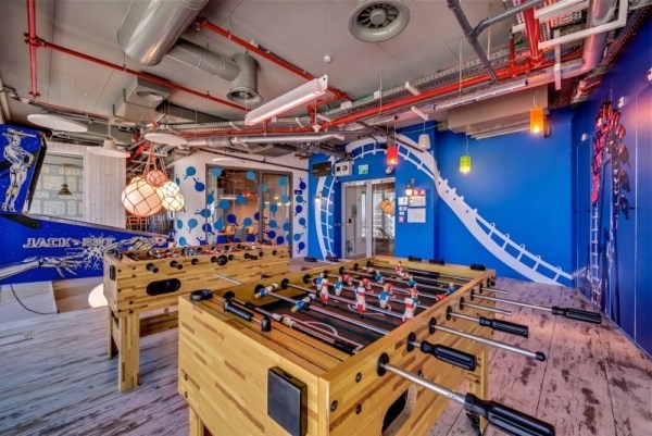 moderne büroeinrichtung im google office tischfussball