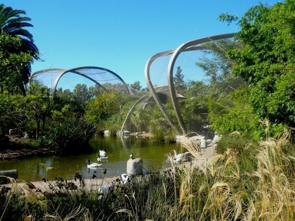 biopark in argentinien mit modernem design tunnelkonstruktionteich