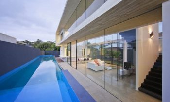 modernes-haus-aus-glas-und-beton-schwimmbad