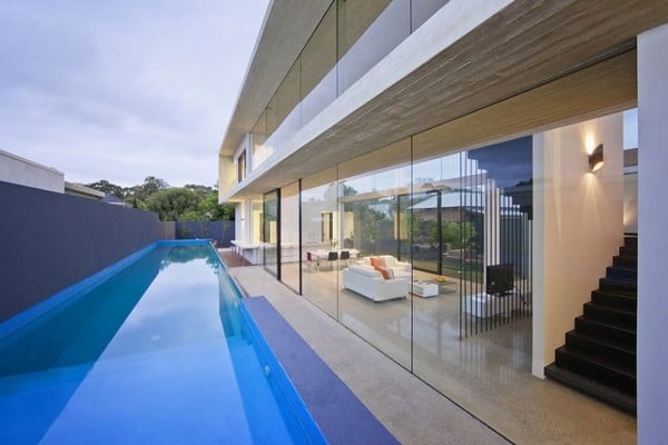 modernes haus aus glas beton schwimmbad