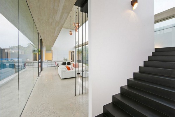 modernes haus aus glas und beton treppen