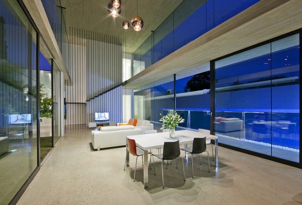 modernes haus aus glas und beton wohnbereich