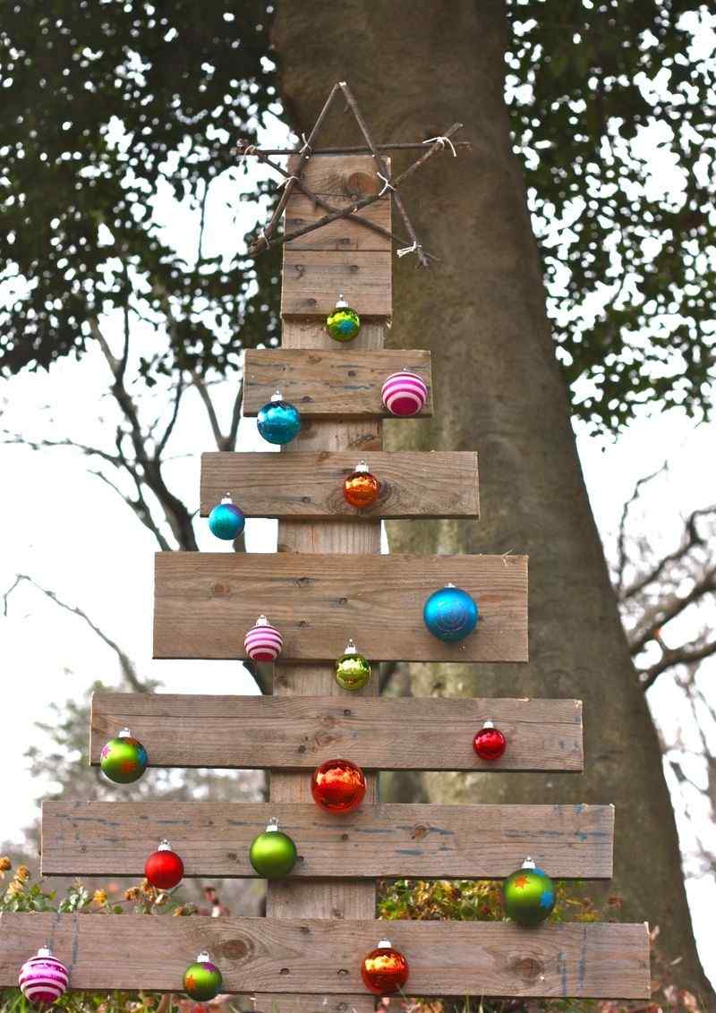 möbel aus europaletten deko idee weihnachtsbaum weihnachtskugeln