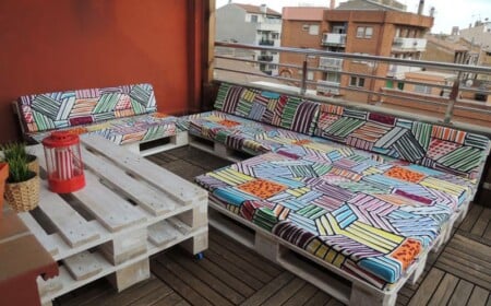 möbel aus europaletten lounge couch polster bunt balkon holzfliesen