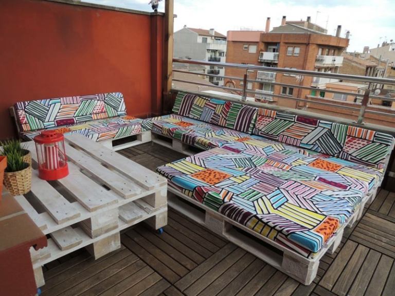 möbel aus europaletten lounge couch polster bunt balkon holzfliesen