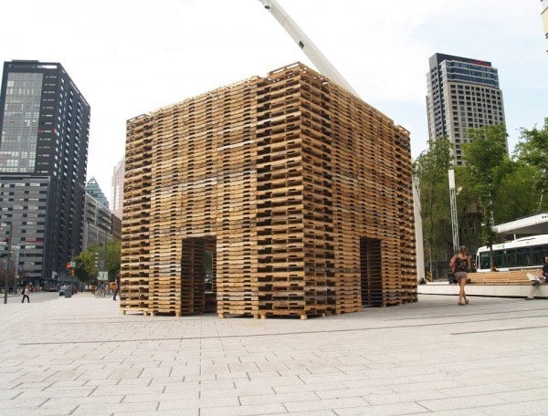pavillon gebaut aus recycelten europaletten architektur