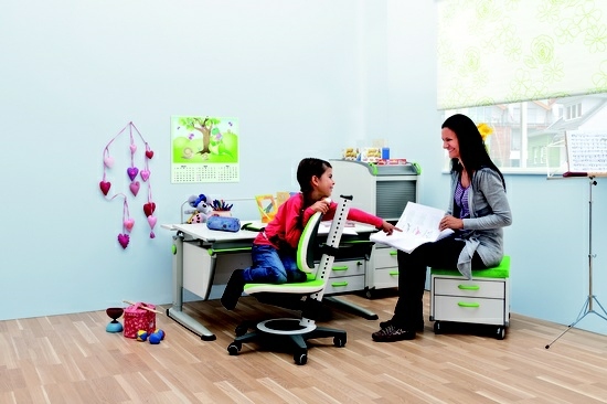 praktische Einrichtungsideen Kinderzimmer Schreibtisch Stuhl ergonomisches Design