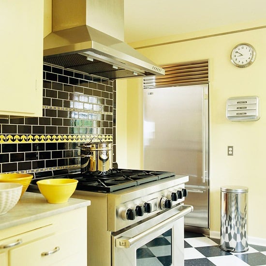 schwarze Fliesen an der Küchenrückwand gelb kombination retro