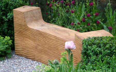 sitzbank-im-garten-design-aus-holz-baumstamm