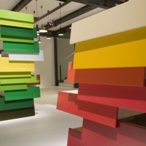 stack-Shay-Alkalay-türme-ausstellung-milan-bunte-schubladen