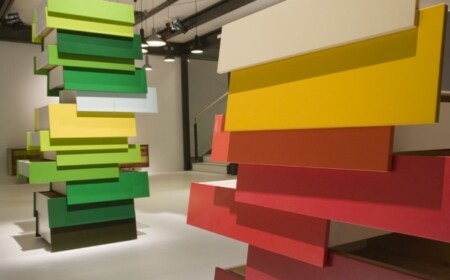 stack-Shay-Alkalay-türme-ausstellung-milan-bunte-schubladen