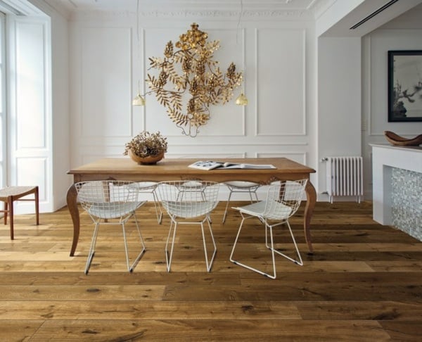 stilvoller Bodenbelag Parkett Esszimmer weiße Stühle Holztisch