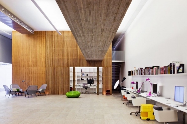 designer studio mit minimalistischem interieur arbeitsbereich