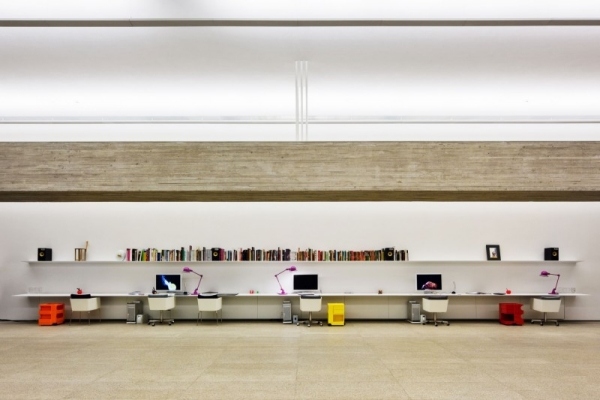 designer studio mit minimalistischem interieur büro