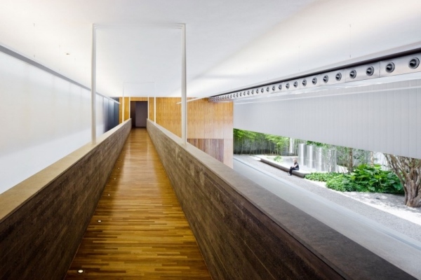 designer studio mit minimalistischem interieur korridor