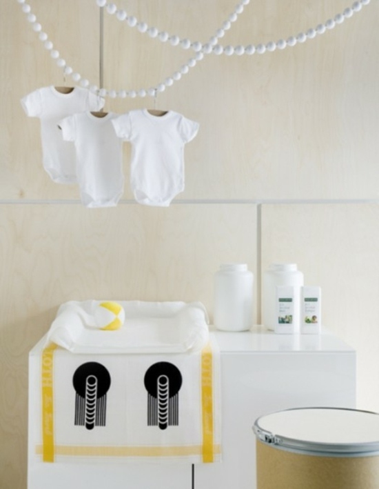 süßes Babyzimmer weiß-gelb Wickeltisch