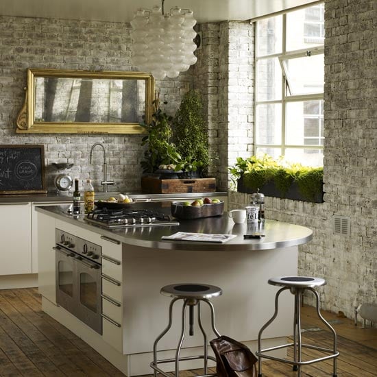 tiefes küchenfenster clever benutzen pflanzenkübel steinwand küche