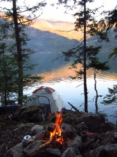 tipps-für-camping-zelt-auswahl-am-see-ufer