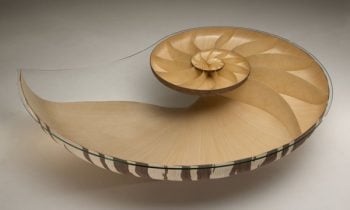 tisch-design-mit-nautilus-form-holz-optik