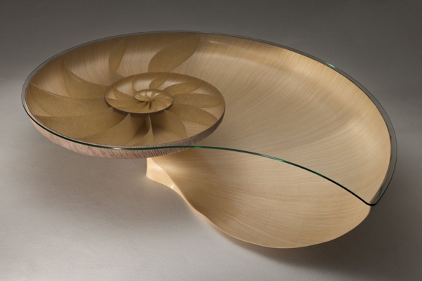 designer tisch mit nautilus form schlichte linien