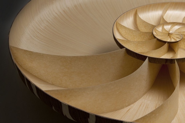 designer tisch mit nautilus form warme farbtöne