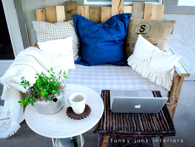 veranda-möbel-aus-Europaletten-sofa-kissen-beistelltisch