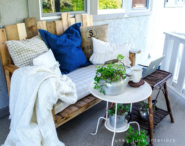 veranda möbel aus holzpaletten sofa kissen beistelltisch