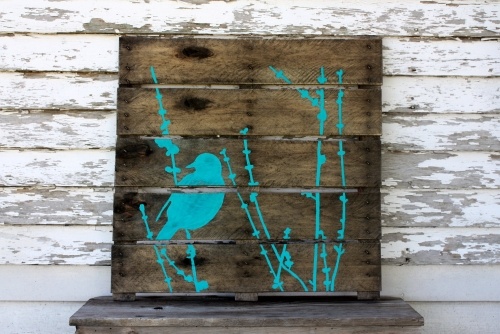 wanddekoration aus holzpaletten upcycled kunst vogel blau