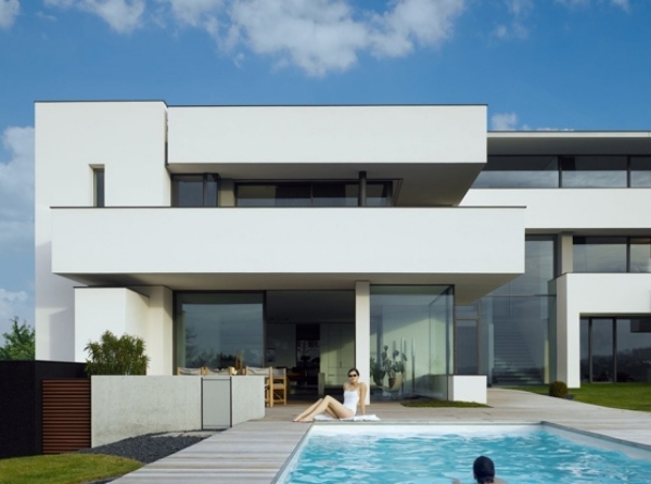weiße Fassade-minimalistisches Flachdach-Haus-Pool