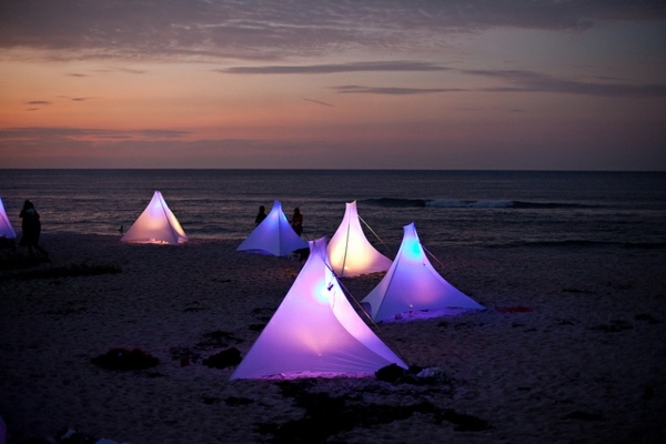 wunderschöne Fotos Camping Nacht-lila Zelten  Strand