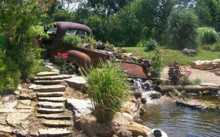 Alter Wagen als Wasserfall benutzt-Gartenteich-Design Wassergarten