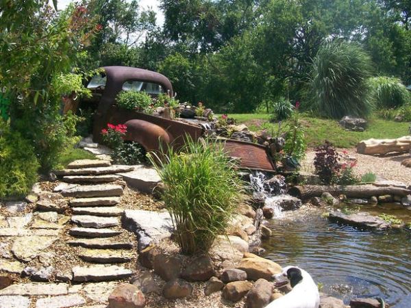 Alter Wagen als Wasserfall benutzt-Gartenteich-Design Wassergarten