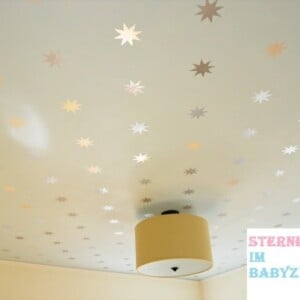 Babyzimmer Decke gestalten Sterne kleben goldene Klebefolie