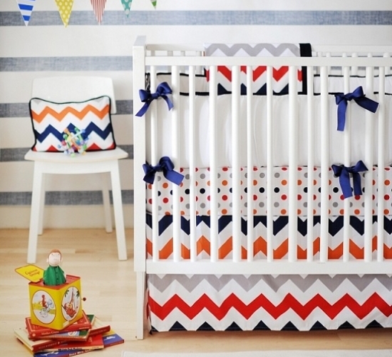 Babyzimmer einrichten Gitterbett-Deko Zick-Zack Muster Streifen Wand