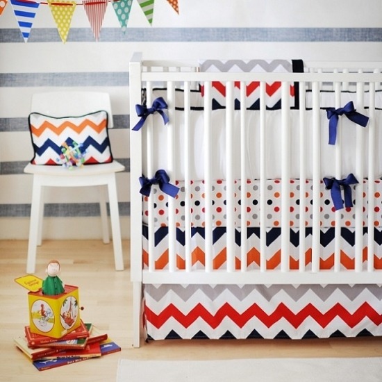Babyzimmer einrichten Gitterbett-Deko Zick-Zack Muster Streifen Wand