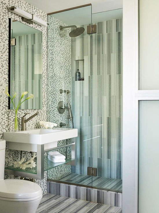 Ideen für Bad Fliesen mosaik weiß grau glas dusche lineare