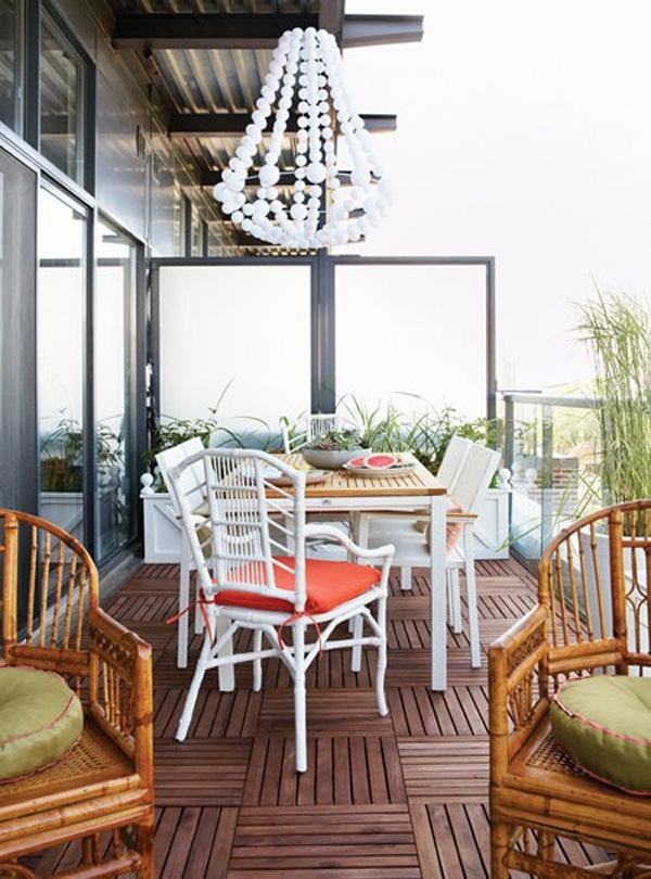 Balkon Holzfliesen-Parket Rattanmöbel-Kronleuchter Design