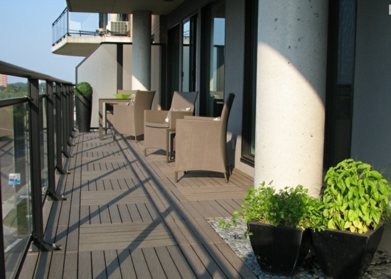 Balkon Möbel Rattan Holz Boden verlegen