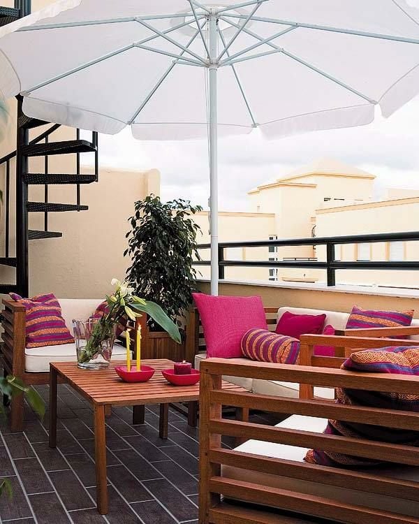 Balkon moderne Möbel bunte rosa farbige Dekoration