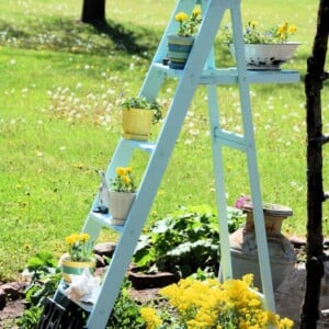 Blumenständer-selber-bauen-leiter-blau-streichen-gelbe-blumen