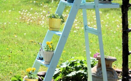 Blumenständer-selber-bauen-leiter-blau-streichen-gelbe-blumen